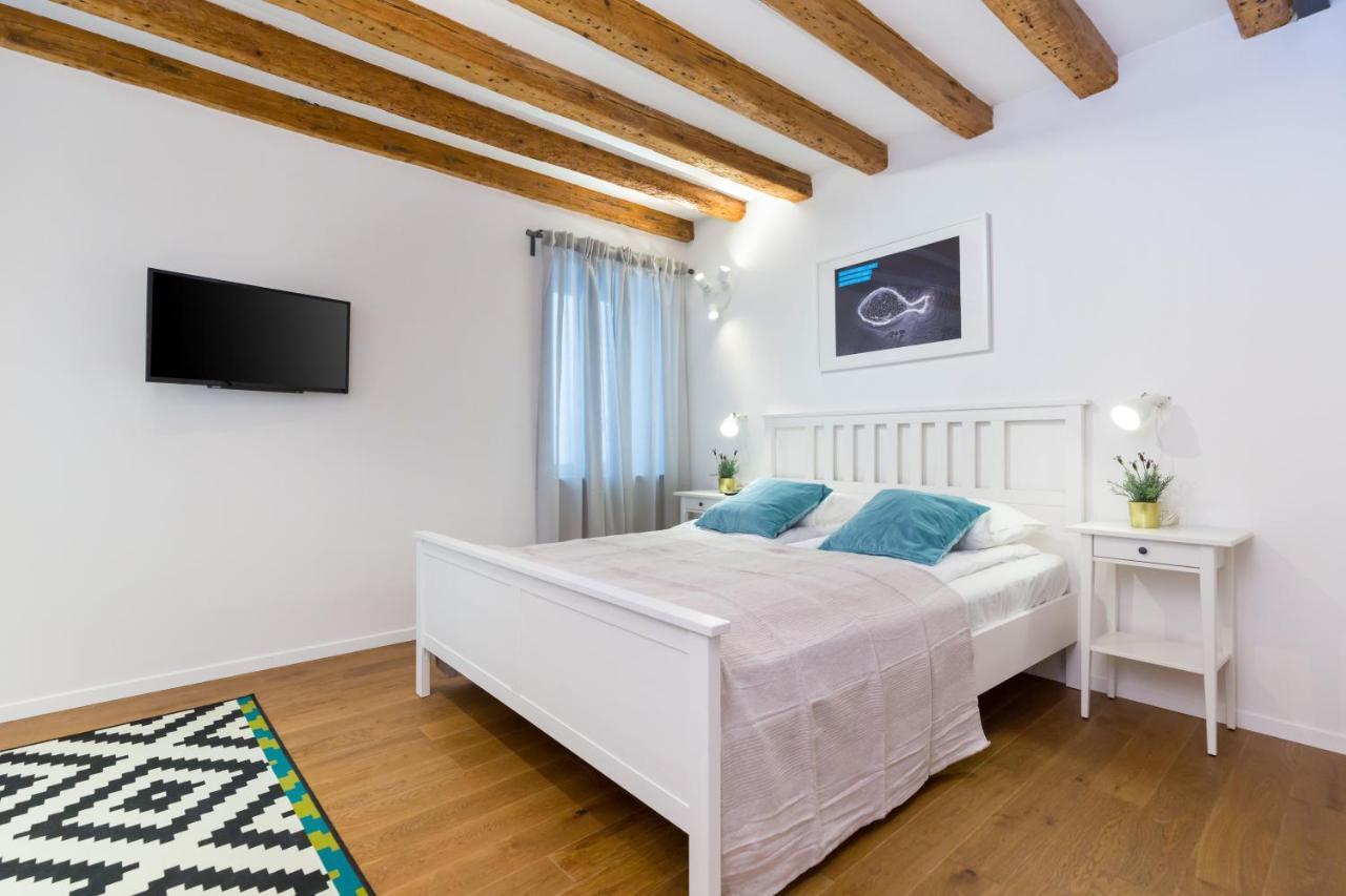 Cozy Montalbano Studios By Irundo โรวีน ภายนอก รูปภาพ