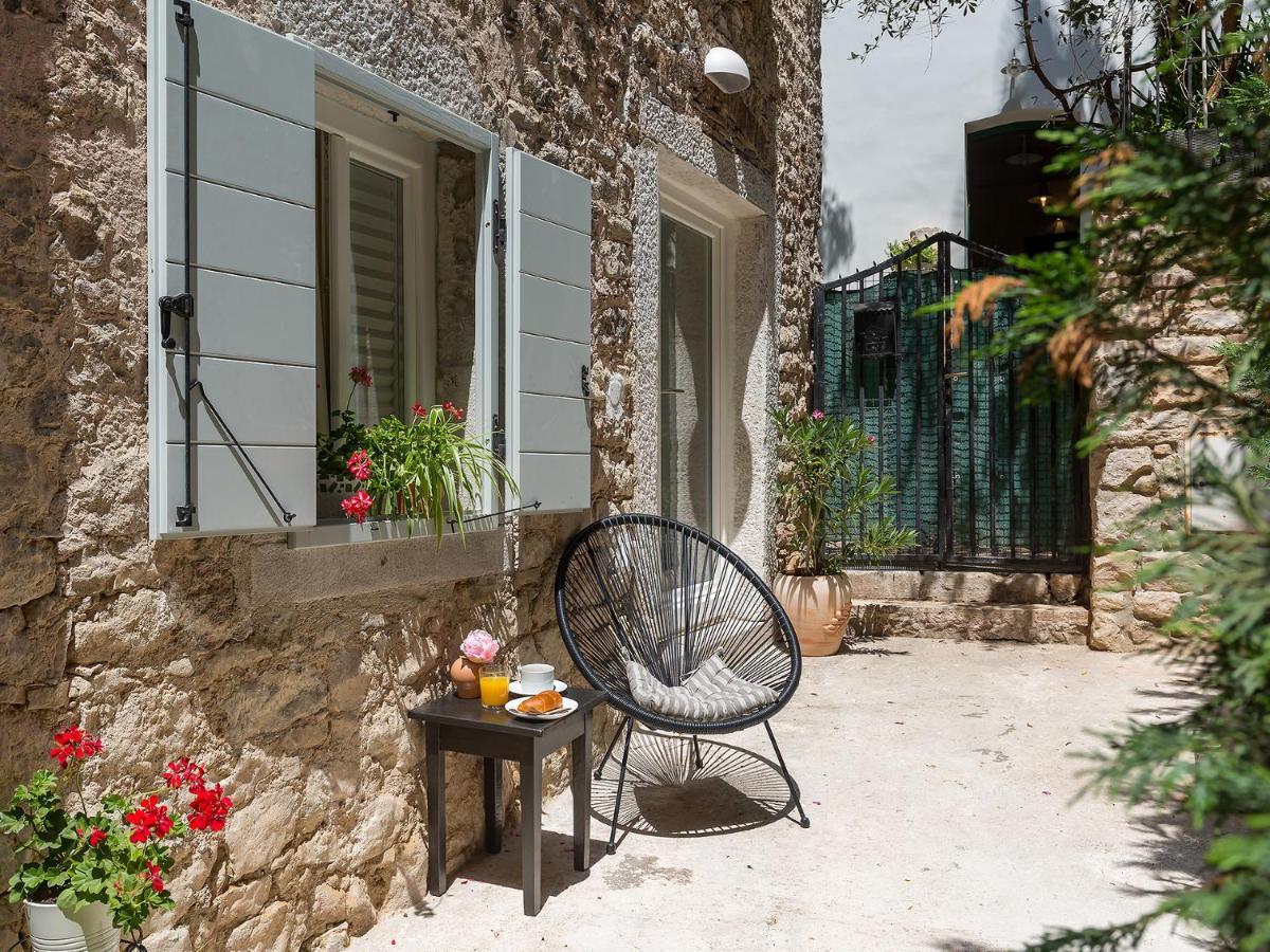 Cozy Montalbano Studios By Irundo โรวีน ภายนอก รูปภาพ